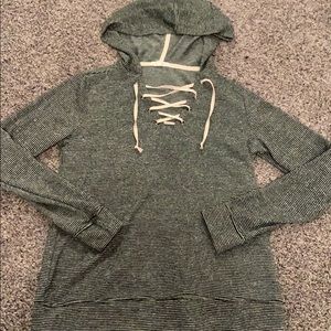 Sweatshirt with cross cross string